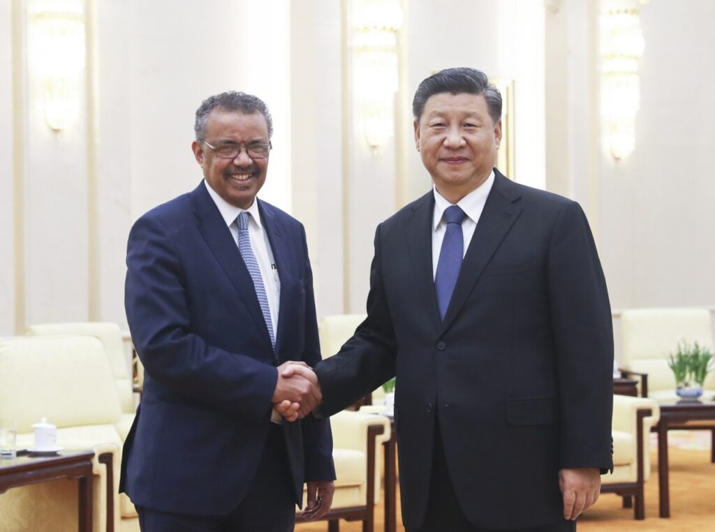 La Organizacion Mundial de la Salud (OMS) ha sido muy criticado por su sumisión al régimen chino. En la foto El Dr. Tedros Adhamon, director general de la OMS (izq) y el líder chino Xi Jinping.