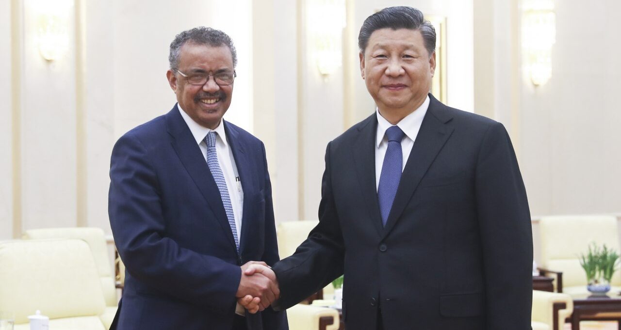 La Organizacion Mundial de la Salud (OMS) ha sido muy criticado por su sumisión al régimen chino. En la foto El Dr. Tedros Adhamon, director general de la OMS (izq) y el líder chino Xi Jinping.