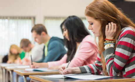 Caos escolar en Reino Unido: Alumnos se niegan a llevar mascarillas en clases