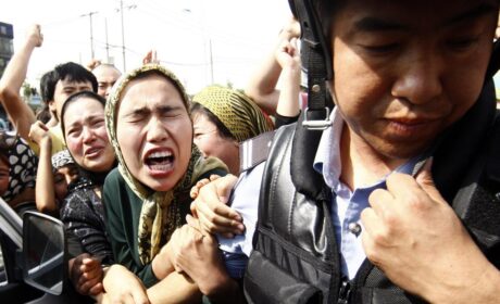 Blackrock y otras compañías invierten en empresas chinas vinculadas al genocidio uigur, dice informe
