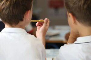 Una escuela austriaca expulsa a niños de preescolar después de que sus padres protestaran por carteles pornográficos