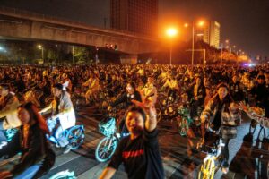 Entusiasmo y preocupación por el ciclismo nocturno, la última moda juvenil en China